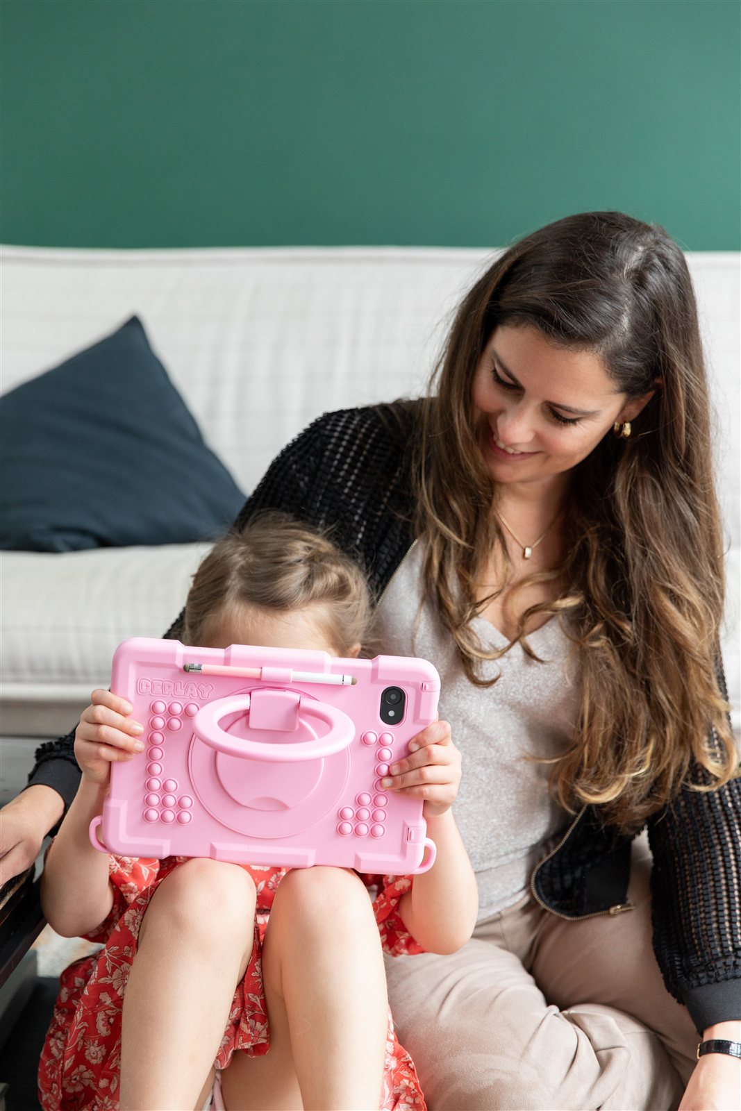 Lisanne met een kind achter een roze kinder-iPad