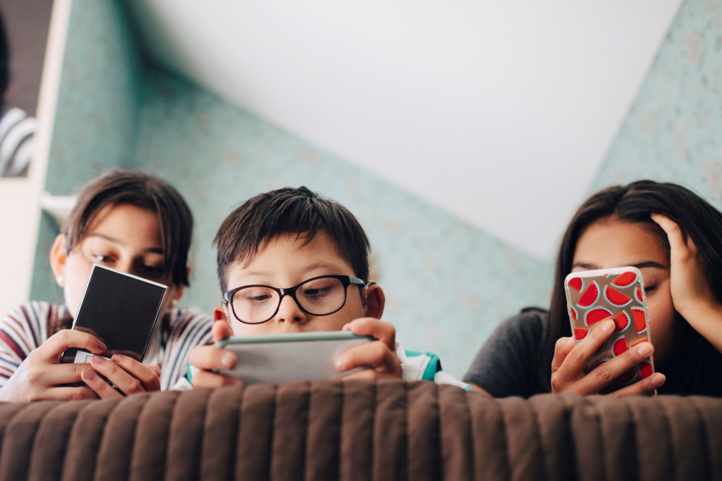 Dit is de aanbevolen schermtijd voor kinderen per leeftijd