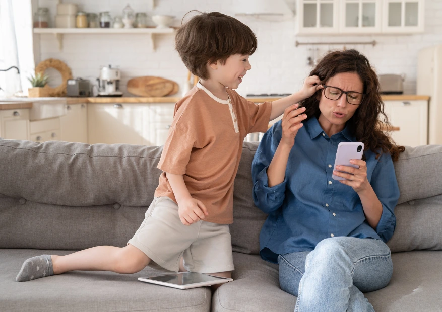 Phubbing: Hoe Smartphonegebruik jouw relaties kapot maakt
